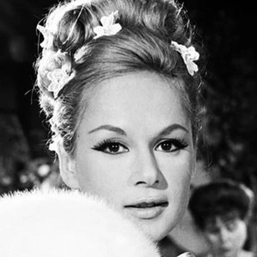 Αλίκη Βουγιουκλάκη | Δείτε την να ποζάρει γυμνή στο σπίτι της στον Θεολόγο - Η σπάνια φωτογραφία και η ιστορία πίσω από αυτήν